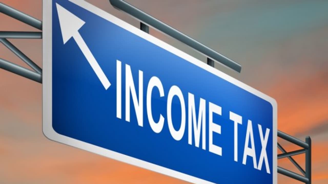 வருமானவரி ‘ரீபண்ட்’ பெறுவதில் ஊழல் வருமானவரித்துறை அதிகாரிகள் இருவர் கைது வருமானவரி ‘ரீபண்ட்’ பெறுவதில் ஊழல் வருமானவரித்துறை அதிகாரிகள் இருவர் கைது