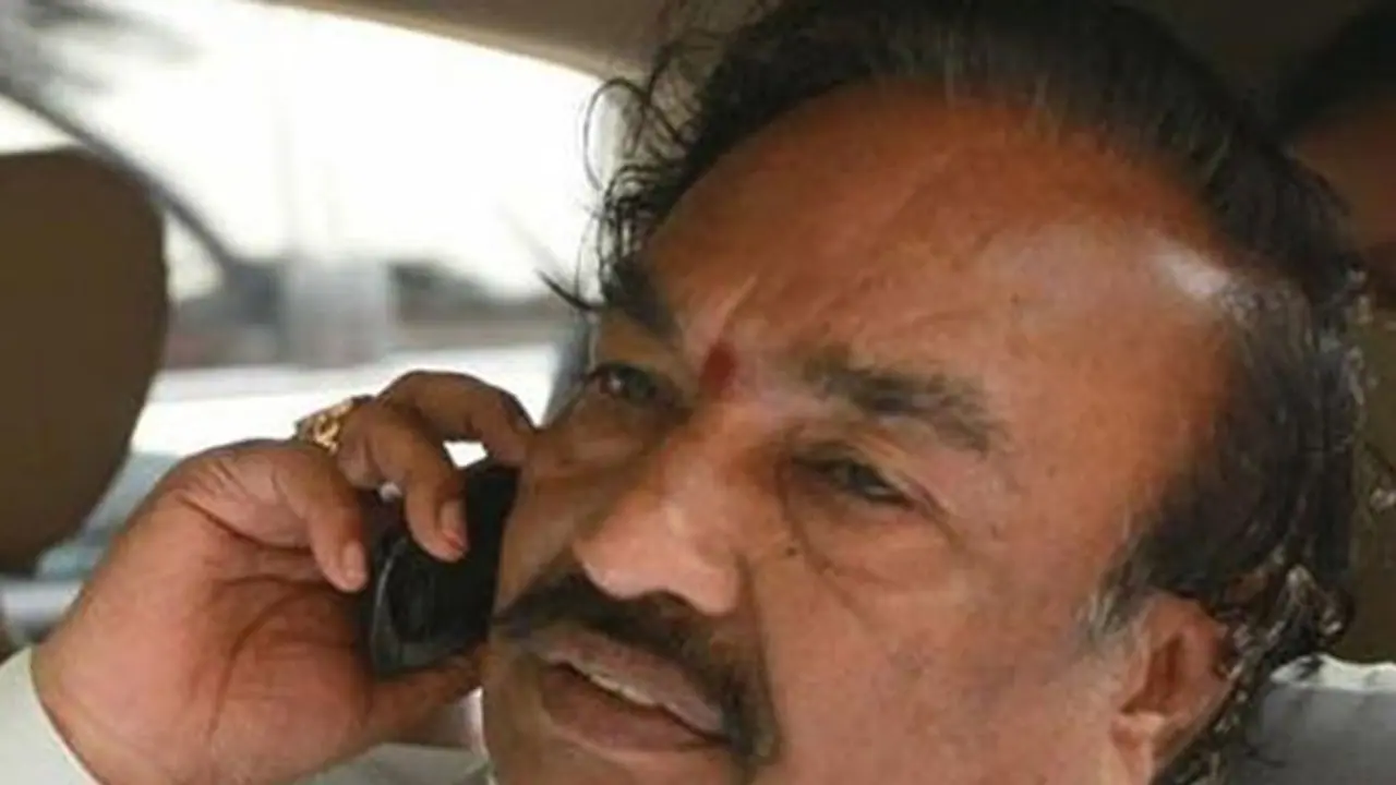 ಸಚಿವ ಈಶ್ವರಪ್ಪ ಕಾರಿಗೆ 'ಕೈ' ಕಾರ್ಯಕರ್ತರ ಮುತ್ತಿಗೆ..!