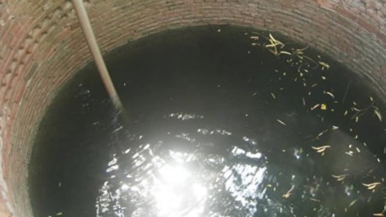 பெண்களை ஏமாற்றியவர் கிணற்றில் விழுந்து படுகாயம்…!!! மீட்கும் பணி தீவிரம்... பெண்களை ஏமாற்றியவர் கிணற்றில் விழுந்து படுகாயம்…!!! மீட்கும் பணி தீவிரம்...