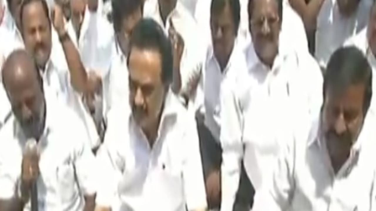 ரத யாத்திரைக்கு எதிர்ப்பு.. திமுக எம்.எல்.ஏக்கள் சாலை மறியல்!! ஸ்டாலின் கைது ரத யாத்திரைக்கு எதிர்ப்பு.. திமுக எம்.எல்.ஏக்கள் சாலை மறியல்!! ஸ்டாலின் கைது