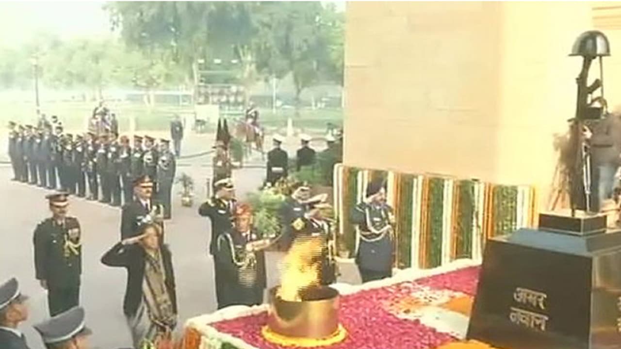 ದೆಹಲಿಯಲ್ಲಿ ವಿಜಯ ದಿವಸ್ ಆಚರಣೆ; ಹುತಾತ್ಮ ಯೋಧರ ಸ್ಮಾರಕಕ್ಕೆ ನಮನ ದೆಹಲಿಯಲ್ಲಿ ವಿಜಯ ದಿವಸ್ ಆಚರಣೆ; ಹುತಾತ್ಮ ಯೋಧರ ಸ್ಮಾರಕಕ್ಕೆ ನಮನ