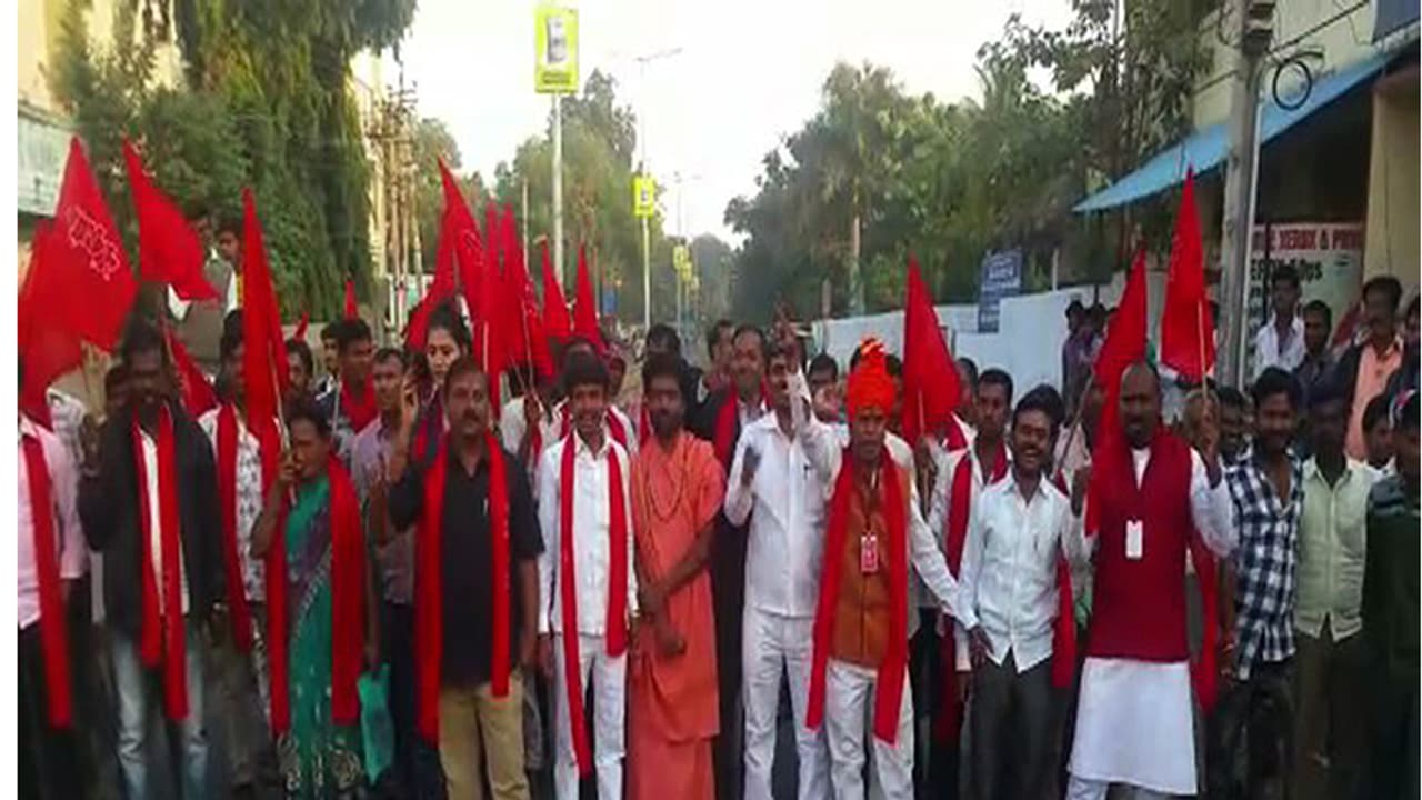 ರಾಜ್ಯೋತ್ಸವದಂದೇ ಕಲಬುರಗಿಯಲ್ಲಿ ಮೊಳಗಿದ ಪ್ರತ್ಯೇಕತೆಯ ಕೂಗು ರಾಜ್ಯೋತ್ಸವದಂದೇ ಕಲಬುರಗಿಯಲ್ಲಿ ಮೊಳಗಿದ ಪ್ರತ್ಯೇಕತೆಯ ಕೂಗು