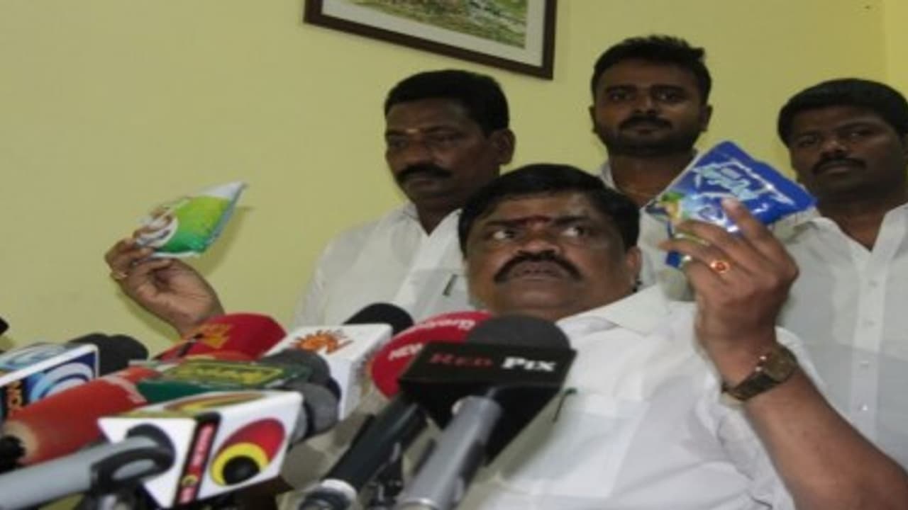 தனியார் பாலில் கலப்படம் – ஆதாரத்தை வெளியிட்டார் ராஜேந்திர பாலாஜி தனியார் பாலில் கலப்படம் – ஆதாரத்தை வெளியிட்டார் ராஜேந்திர பாலாஜி