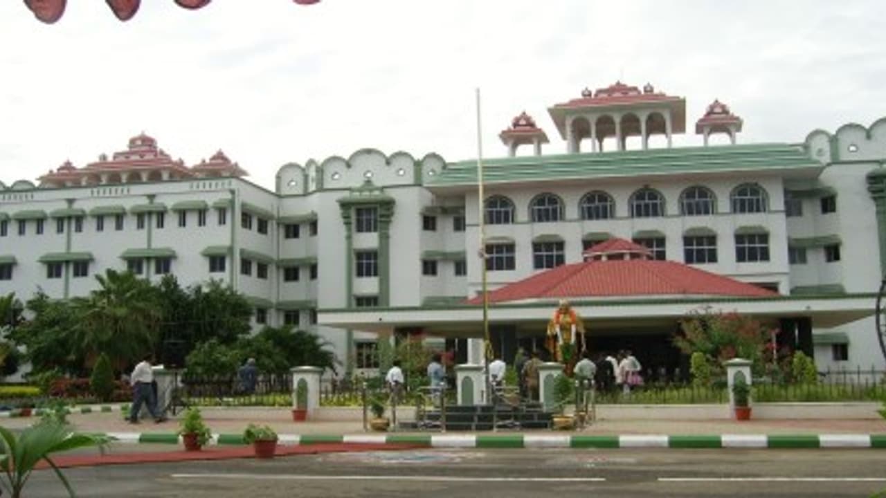 மருத்துவ படிப்பில் 85% உள் ஒதுக்கீடு – தமிழக அரசுக்கு உயர்நீதிமன்றம் நோட்டீஸ்! மருத்துவ படிப்பில் 85% உள் ஒதுக்கீடு – தமிழக அரசுக்கு உயர்நீதிமன்றம் நோட்டீஸ்!