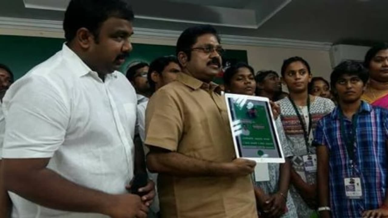 சசிகலாவை தவிர்த்த ராஜன் செல்லப்பா மகன் – பதவி கொடுத்தவர் தலையிலேயே மிளகாய் அரைத்த கதை...!!! சசிகலாவை தவிர்த்த ராஜன் செல்லப்பா மகன் – பதவி கொடுத்தவர் தலையிலேயே மிளகாய் அரைத்த கதை...!!!