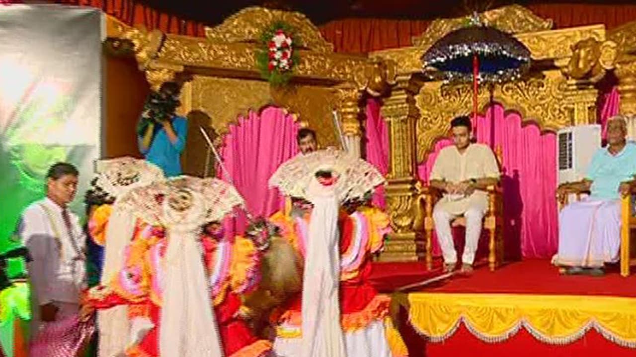 ತುಳುನಾಡಿನ ದೈವಾರಾದನೆ ನೋಡಿ ಸಂಭ್ರಮಪಟ್ಟ ಯದುವೀರ್ ತುಳುನಾಡಿನ ದೈವಾರಾದನೆ ನೋಡಿ ಸಂಭ್ರಮಪಟ್ಟ ಯದುವೀರ್