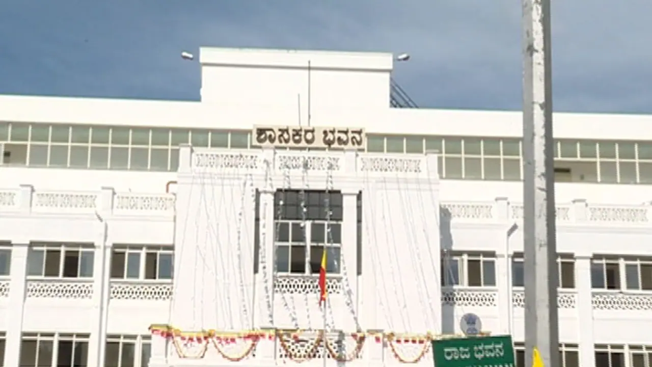 ಶಾಸಕರ ಭವನದ ಕೊಠಡಿಯಲ್ಲಿ ಮಹಿಳೆ ಹೈಡ್ರಾಮಾ..! ಶಾಸಕರ ಭವನದ ಕೊಠಡಿಯಲ್ಲಿ ಮಹಿಳೆ ಹೈಡ್ರಾಮಾ..!