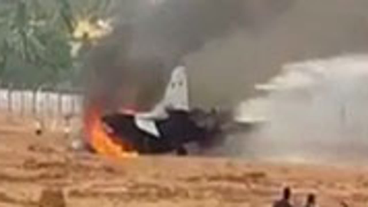 అమెరికాలో ఇళ్లమీదే కుప్పకూలిన విమానం: ఇద్దరు మృతి, ఇద్దరికి గాయాలు