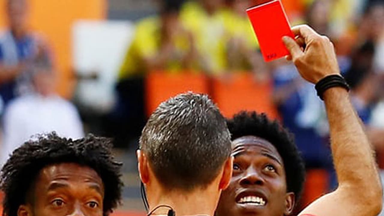 ചുവപ്പുകാര്ഡ് കണ്ട് പുറത്തായ കാര്ലോസ് സാഞ്ചസിന് വധഭീഷണി ചുവപ്പുകാര്ഡ് കണ്ട് പുറത്തായ കാര്ലോസ് സാഞ്ചസിന് വധഭീഷണി