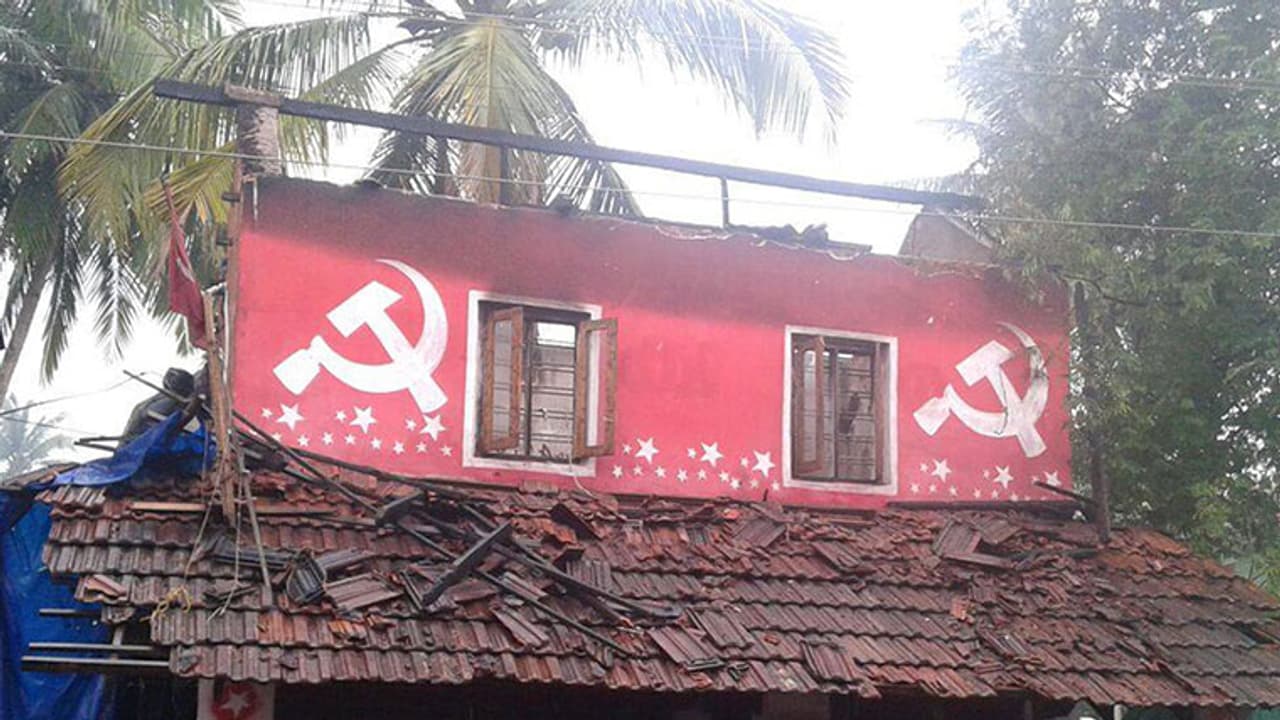 പിണറായിയില് സിപിഐഎം ബ്രാഞ്ച് കമ്മിറ്റി ഓഫീസ് കത്തിച്ചു പിണറായിയില് സിപിഐഎം ബ്രാഞ്ച് കമ്മിറ്റി ഓഫീസ് കത്തിച്ചു