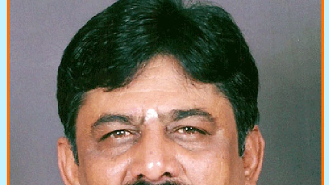 ಡಿಕೆಗೆ ಮತ್ತೆ ನೋಟಿಸ್ : ಬ್ಯಾಂಕ್ ಅಕೌಂಟ್'ಗಳ ಸೀಜ್ ಡಿಕೆಗೆ ಮತ್ತೆ ನೋಟಿಸ್ : ಬ್ಯಾಂಕ್ ಅಕೌಂಟ್'ಗಳ ಸೀಜ್