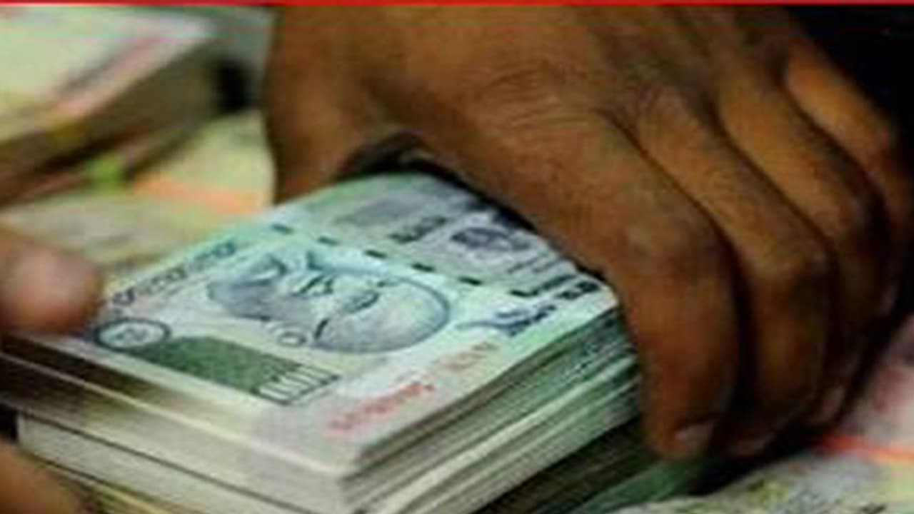 രണ്ട് കോടി രൂപയുടെ നിരോധിത നോട്ടുമായി നാല് പേര് പിടിയില് രണ്ട് കോടി രൂപയുടെ നിരോധിത നോട്ടുമായി നാല് പേര് പിടിയില്