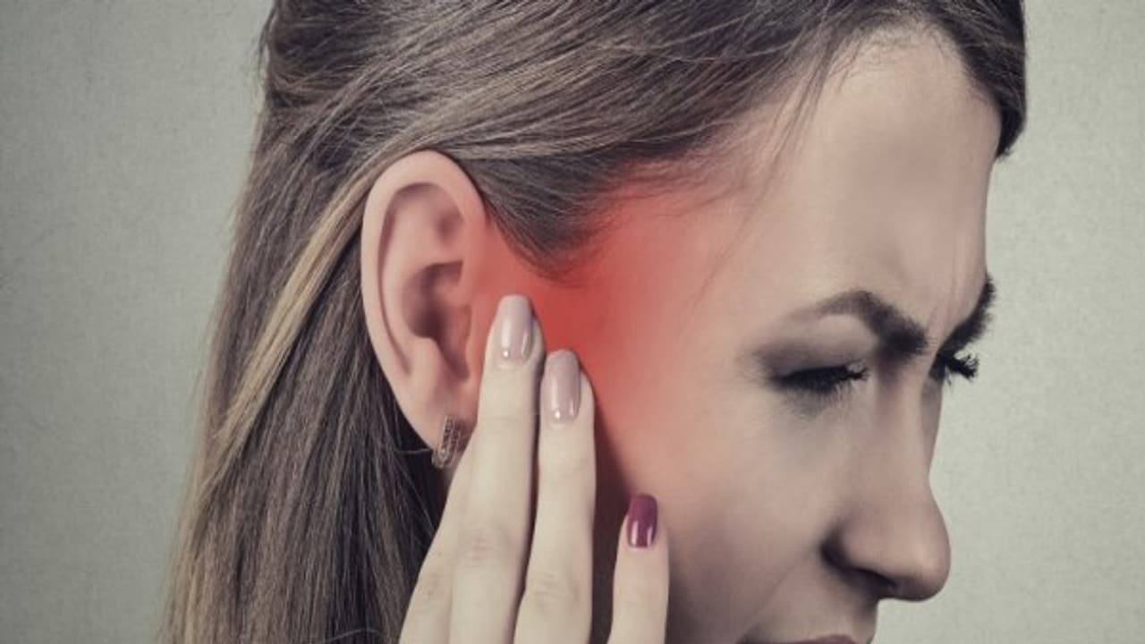 காதுகளில் சேரும் அதிகப்படியான அழுக்கை அகற்றுவது ரொம்ப முக்கியம். ஏன்? காதுகளில் சேரும் அதிகப்படியான அழுக்கை அகற்றுவது ரொம்ப முக்கியம். ஏன்?