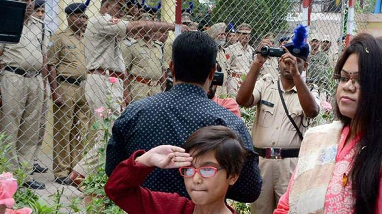 അന്ന് അച്ഛനുയര്ത്തിയ ത്രിവര്ണപതാക അവള് വീണ്ടുമുയര്ത്തി, പതറാതെ അഭിവാദനവും അന്ന് അച്ഛനുയര്ത്തിയ ത്രിവര്ണപതാക അവള് വീണ്ടുമുയര്ത്തി, പതറാതെ അഭിവാദനവും