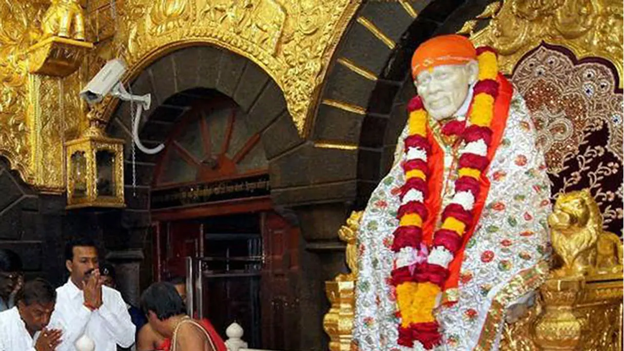 Dwaraka Shankaracharya, a habitual Sai Baba baiter