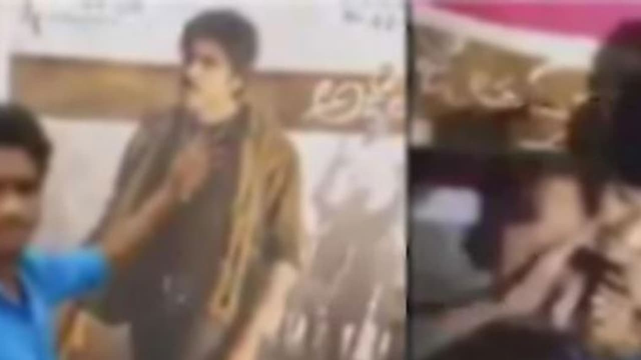 സൂപ്പര്താരത്തിന്റെ സിനിമാ പോസ്റ്ററില് ചെരുപ്പുകൊണ്ട് അടിച്ചു; യുവാവിന് ആരാധകരുടെ ക്രൂരമര്ദനം സൂപ്പര്താരത്തിന്റെ സിനിമാ പോസ്റ്ററില് ചെരുപ്പുകൊണ്ട് അടിച്ചു; യുവാവിന് ആരാധകരുടെ ക്രൂരമര്ദനം