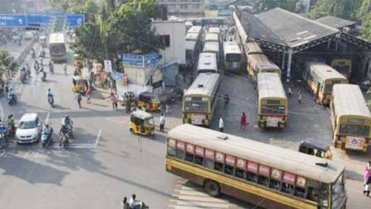 பயணிகளிடம் அதிக கட்டணம் வாங்காதீங்க.. தனியார் பேருந்துகளுக்கு அரசு எச்சரிக்கை!! பயணிகளிடம் அதிக கட்டணம் வாங்காதீங்க.. தனியார் பேருந்துகளுக்கு அரசு எச்சரிக்கை!!