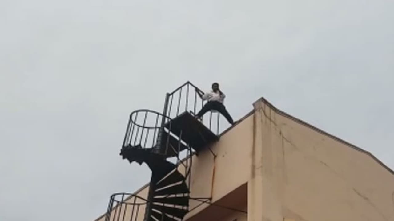 നെടുമ്പാശ്ശേരി വിമാനത്താവളത്തില് യാത്രക്കാരന്റെ ആത്മഹത്യാ ഭീഷണി നെടുമ്പാശ്ശേരി വിമാനത്താവളത്തില് യാത്രക്കാരന്റെ ആത്മഹത്യാ ഭീഷണി