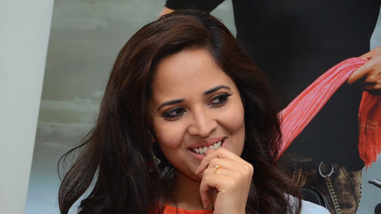 అనసూయకు మెగా ఆఫర్ ఇచ్చిన రామ్ చరణ్ అనసూయకు మెగా ఆఫర్ ఇచ్చిన రామ్ చరణ్