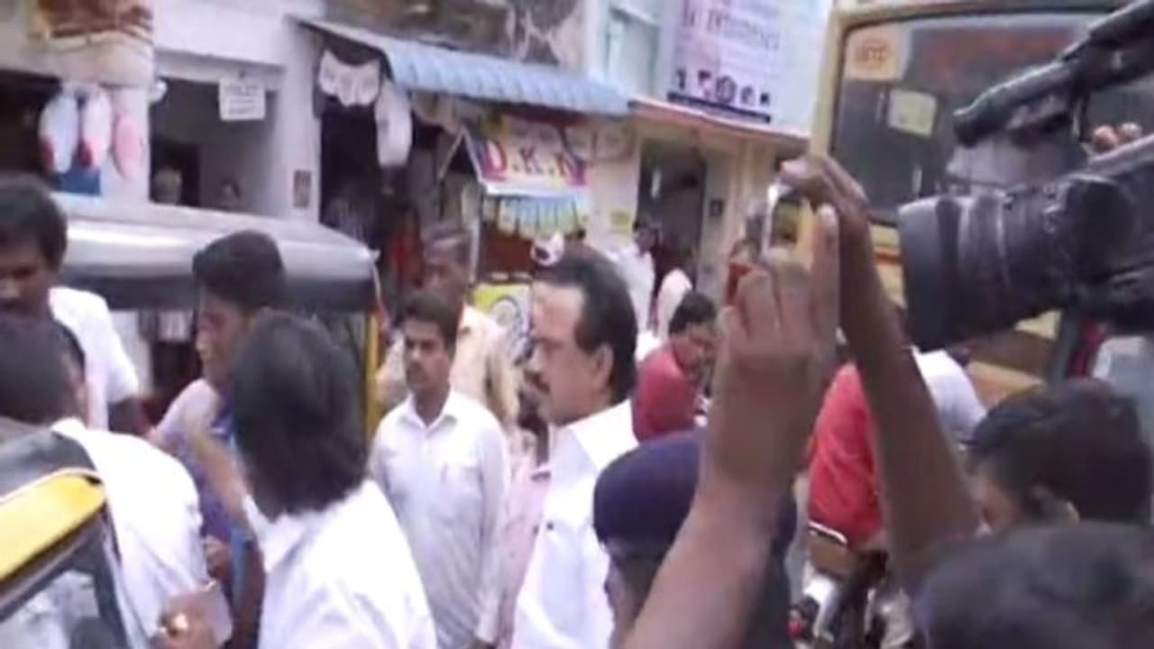 அடிபட்ட நபரை ஆட்டோவில் அனுப்பி வைத்த திமுக செயல்தலைவர்..! நெகிழ்ந்த பொதுமக்கள்.! அடிபட்ட நபரை ஆட்டோவில் அனுப்பி வைத்த திமுக செயல்தலைவர்..! நெகிழ்ந்த பொதுமக்கள்.!