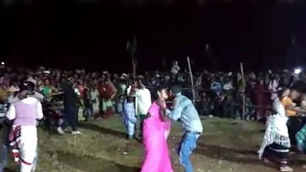 ಭಾರೀ ವಿವಾದಕ್ಕೆ ಕಾರಣವಾಯ್ತು ಜೆಎಂಎಂ ಮುಖಂಡರ ಕಿಸ್ಸಿಂಗ್ ಕಾಂಪಿಟೇಷನ್ ಭಾರೀ ವಿವಾದಕ್ಕೆ ಕಾರಣವಾಯ್ತು ಜೆಎಂಎಂ ಮುಖಂಡರ ಕಿಸ್ಸಿಂಗ್ ಕಾಂಪಿಟೇಷನ್