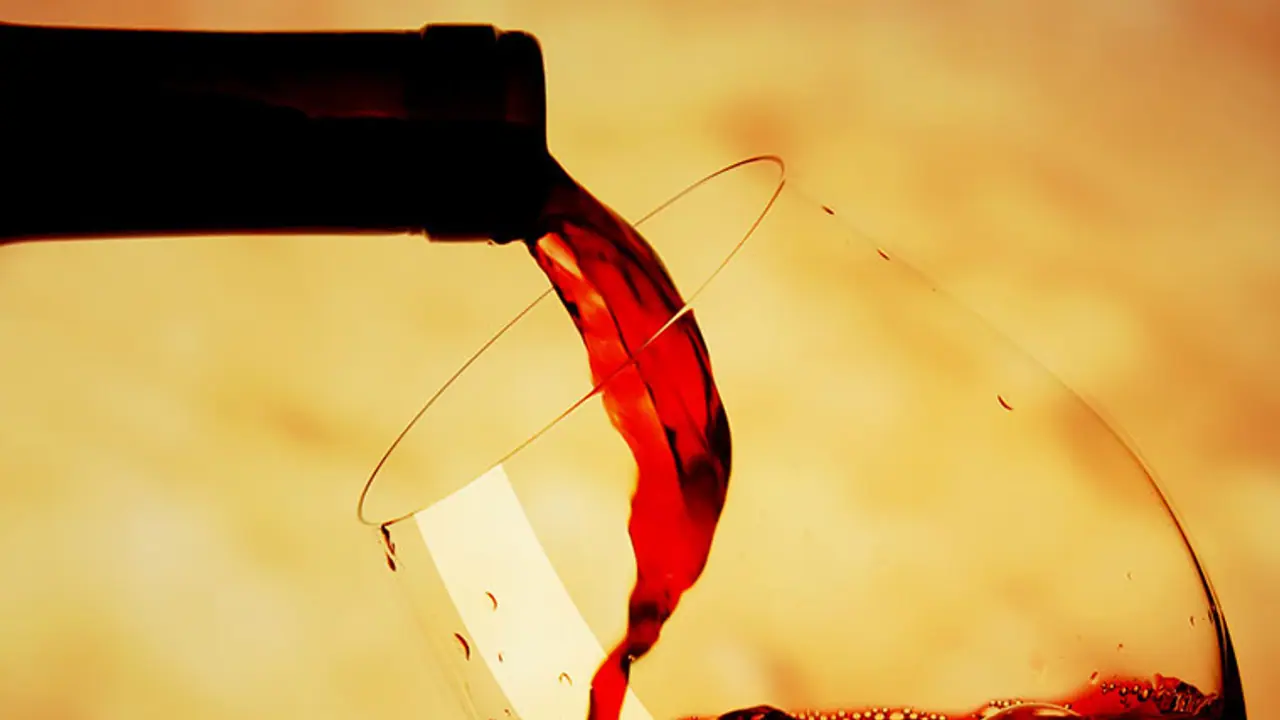 மிக்சிங் இல்லை... சைடிஸ் இல்லை... 4 குவாட்டர்களை கல்ப்பாக அடித்த வாலிபர்... 8 காலில் இறுதிப்பயணம்..! உஷார்..! மிக்சிங் இல்லை... சைடிஸ் இல்லை... 4 குவாட்டர்களை கல்ப்பாக அடித்த வாலிபர்... 8 காலில் இறுதிப்பயணம்..! உஷார்..!