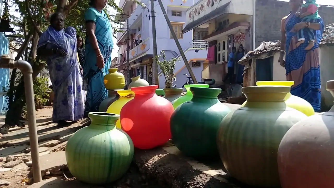 ತುಮಕೂರು: ನೀರಿಗೆ ಬರ, 600ರಲ್ಲಿ 200 ಬೋರ್ವೆಲ್ನಲ್ಲಿ ಮಾತ್ರ ನೀರು ತುಮಕೂರು: ನೀರಿಗೆ ಬರ, 600ರಲ್ಲಿ 200 ಬೋರ್ವೆಲ್ನಲ್ಲಿ ಮಾತ್ರ ನೀರು