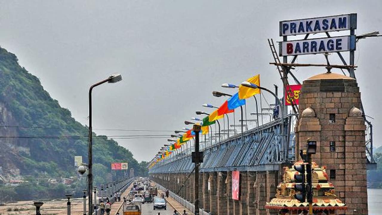 డబ్బుల కోసం స్కూల్ విద్యార్ధినీ వదలని వైనం.. బెజవాడలో రెచ్చిపోతోన్న బ్లేడ్ బ్యాచ్ డబ్బుల కోసం స్కూల్ విద్యార్ధినీ వదలని వైనం.. బెజవాడలో రెచ్చిపోతోన్న బ్లేడ్ బ్యాచ్