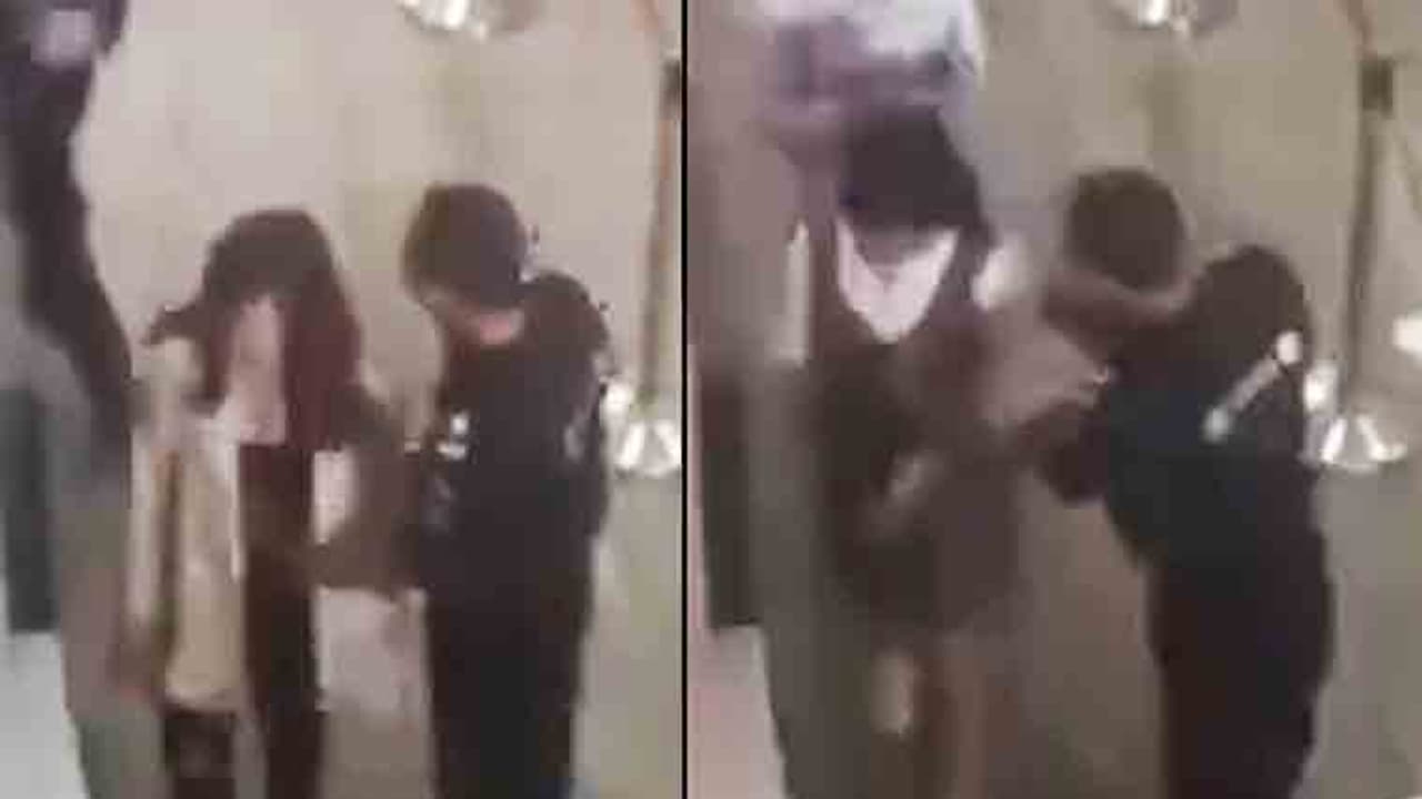 ಸೆಕ್ಯುರಿಟಿ ಪರಿಶೀಲನೆ ವೇಳೆ ಮಶಿನ್’ನಲ್ಲಿ ಬ್ಯಾಗ್’ನೊಂದಿಗೆ ತಾನೂ ಕುಳಿತ ಮಹಿಳೆ ಸೆಕ್ಯುರಿಟಿ ಪರಿಶೀಲನೆ ವೇಳೆ ಮಶಿನ್’ನಲ್ಲಿ ಬ್ಯಾಗ್’ನೊಂದಿಗೆ ತಾನೂ ಕುಳಿತ ಮಹಿಳೆ