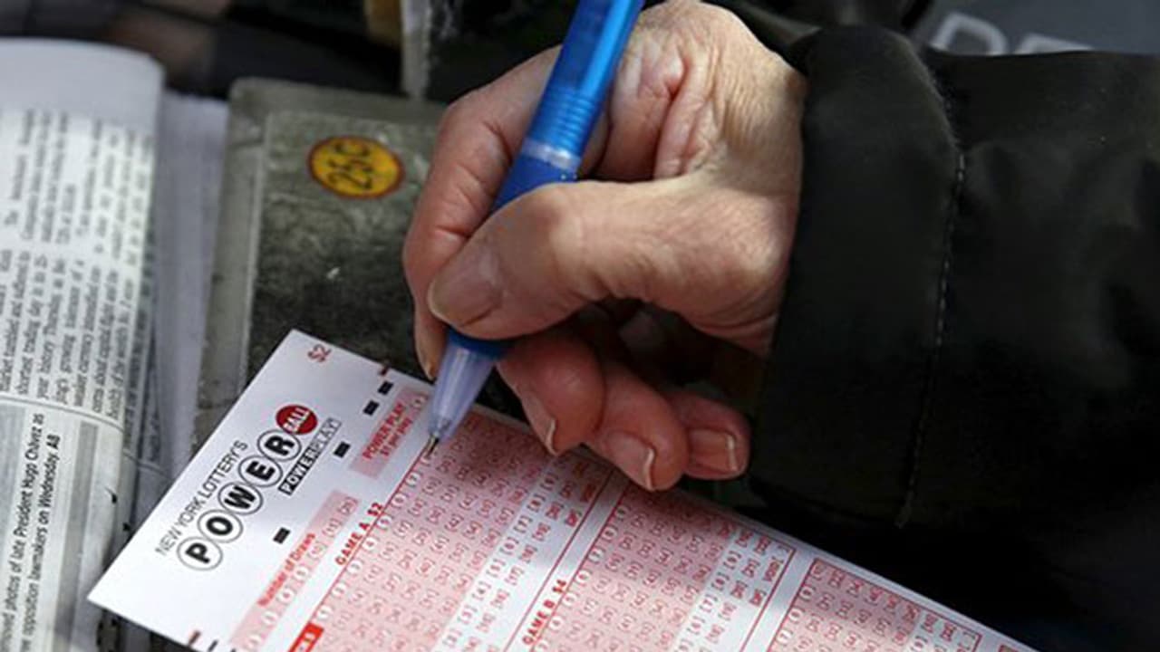 200 ರೂ. ಸಾಲ ಮಾಡಿ ಲಾಟರಿ ಕೊಂಡ: 1.2 ಕೋಟಿ ರೂ ಗೆದ್ದ ಭಂಡ! 200 ರೂ. ಸಾಲ ಮಾಡಿ ಲಾಟರಿ ಕೊಂಡ: 1.2 ಕೋಟಿ ರೂ ಗೆದ್ದ ಭಂಡ!