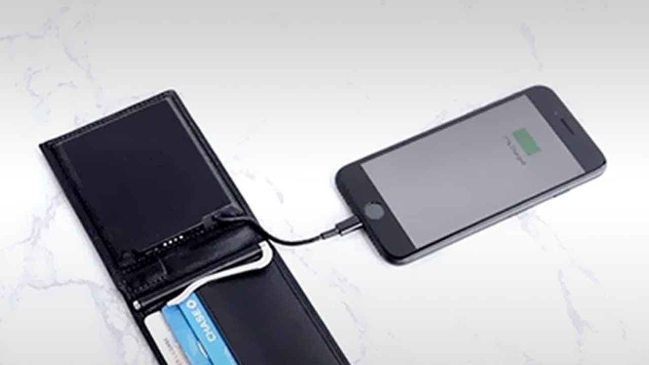 This solar wallet can recharge your smartphone This solar wallet can recharge your smartphone