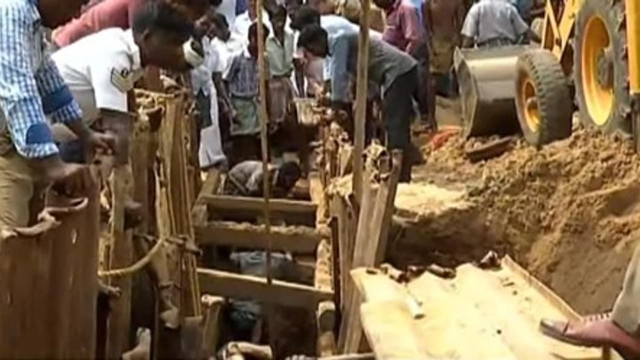 சோழிங்கநல்லூரில் பயங்கரம் மண் சரிவில் சிக்கி தொழிலாளர் பலி சோழிங்கநல்லூரில் பயங்கரம் மண் சரிவில் சிக்கி தொழிலாளர் பலி