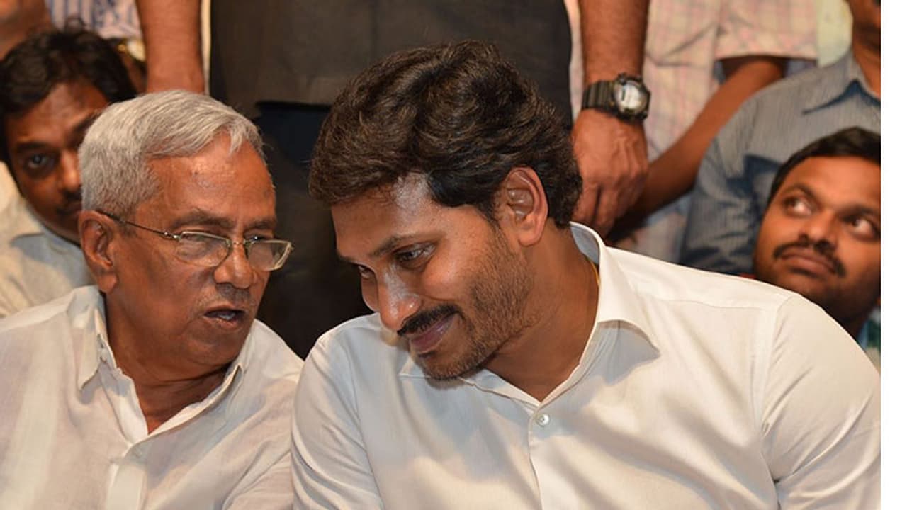 హోదా కేసులు ఎత్తివేయాలి: సీఎం జగన్ ను కలిసిన సీపీఎం నేతలు హోదా కేసులు ఎత్తివేయాలి: సీఎం జగన్ ను కలిసిన సీపీఎం నేతలు