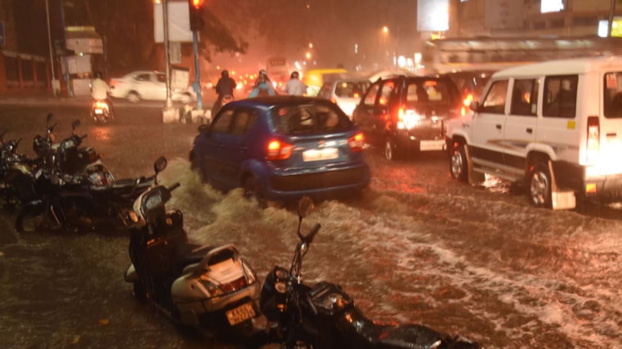 Monsoon Rain ಒಂದೇ ತಾಸಲ್ಲಿ 10 ಸೆಂ.ಮೀ. ಮಳೆಗೆ ಬೆಂಗಳೂರು ತತ್ತರ!