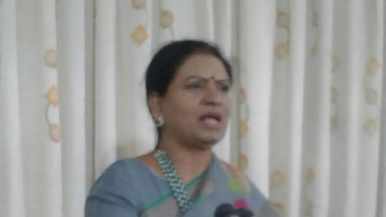 మీకు జీతాలిచ్చేది కేసీఆర్ కాదు... జనం, తిరగబడితే తట్టుకోలేరు : పోలీసులపై డీకే అరుణ ఘాటు వ్యాఖ్యలు