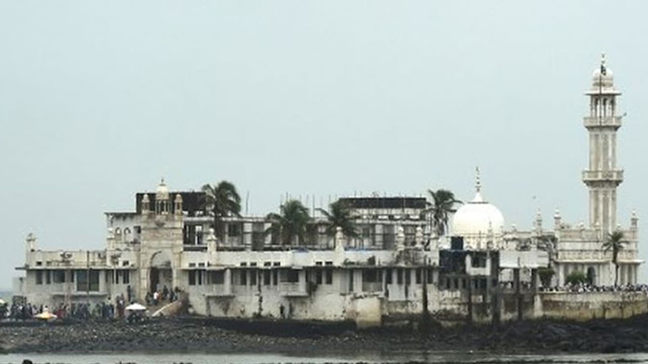 ಶೀಘ್ರವೇ ಹಾಜಿ ಅಲ್ ದರ್ಗಾ ಪ್ರವೇಶಕ್ಕೆ ಮಹಿಳೆಯರಿಗೂ ಅವಕಾಶ ಶೀಘ್ರವೇ ಹಾಜಿ ಅಲ್ ದರ್ಗಾ ಪ್ರವೇಶಕ್ಕೆ ಮಹಿಳೆಯರಿಗೂ ಅವಕಾಶ