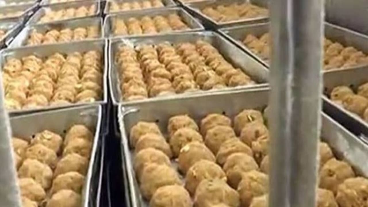 ஏகத்துக்கும் எகிறுது ஏழுமலையானின் ‘திருப்பதி லட்டு’ பிரசாதம்... விலை கட்டுப்படியாகலையாம்! ஏகத்துக்கும் எகிறுது ஏழுமலையானின் ‘திருப்பதி லட்டு’ பிரசாதம்... விலை கட்டுப்படியாகலையாம்!