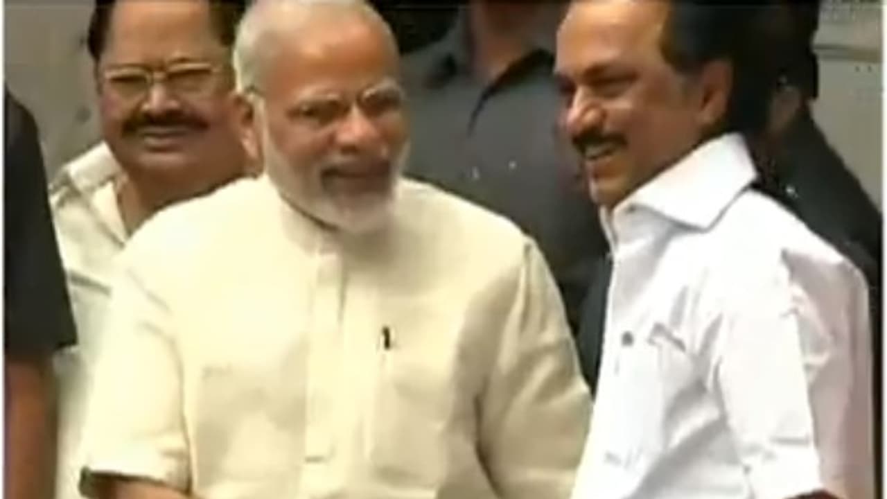 Modi Stalin : ஒரே மேடையில் மோடியுடன் ஸ்டாலின்.? கோ பேக் என்றவர்கள் ப்ளீஸ் கம் என்கிறார்கள்.. பங்கம் பண்ண பாஜக! Modi Stalin : ஒரே மேடையில் மோடியுடன் ஸ்டாலின்.? கோ பேக் என்றவர்கள் ப்ளீஸ் கம் என்கிறார்கள்.. பங்கம் பண்ண பாஜக!