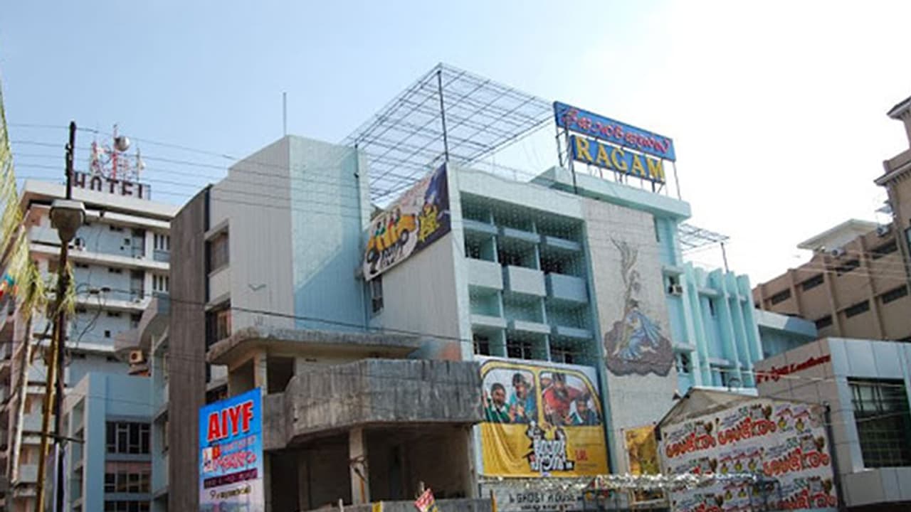 തൃശ്ശൂർക്കാരുടെ രാഗം തീയേറ്റർ തിരിച്ചെത്തുന്നു തൃശ്ശൂർക്കാരുടെ രാഗം തീയേറ്റർ തിരിച്ചെത്തുന്നു