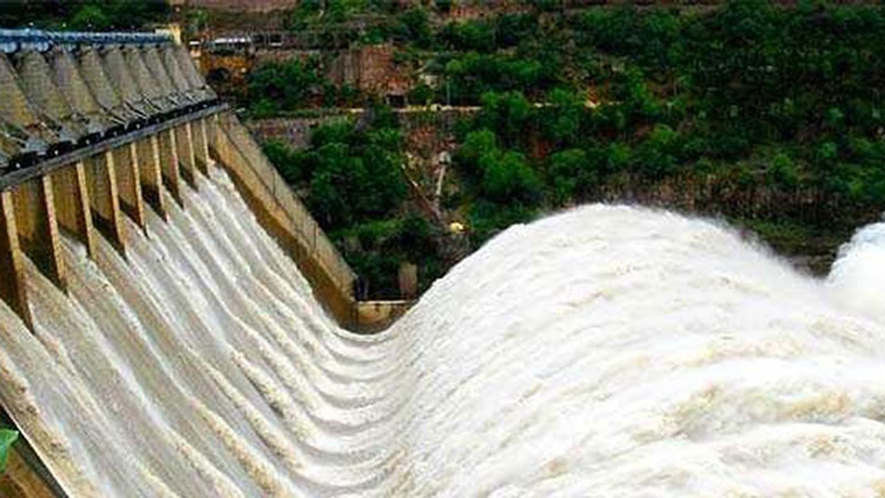 శ్రీశైలానికి భారీగా ఇన్ఫ్లో: రోజుకు 100 టీఎంసీలు శ్రీశైలానికి భారీగా ఇన్ఫ్లో: రోజుకు 100 టీఎంసీలు