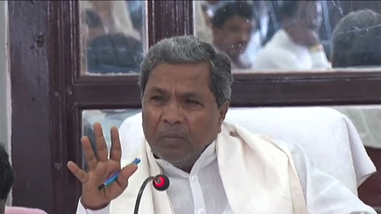 ಸಮಾವೇಶಕ್ಕೆ ಬರದಿದ್ದರೆ ರೇಷನ್ ಕಟ್? ಜನರ ಆಕ್ರೋಶಕ್ಕೆ ಕಾರಣವಾಯ್ತು ಕಾಂಗ್ರೆಸ್ ಸಮಾವೇಶ ಸಮಾವೇಶಕ್ಕೆ ಬರದಿದ್ದರೆ ರೇಷನ್ ಕಟ್? ಜನರ ಆಕ್ರೋಶಕ್ಕೆ ಕಾರಣವಾಯ್ತು ಕಾಂಗ್ರೆಸ್ ಸಮಾವೇಶ