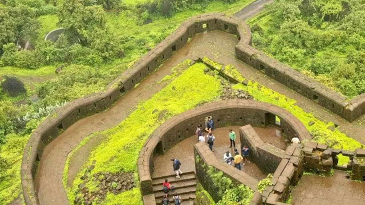 ലോഹഗഡില്‍ പെരുമഴയത്ത് മൂന്ന് പെണ്ണുങ്ങള്‍!