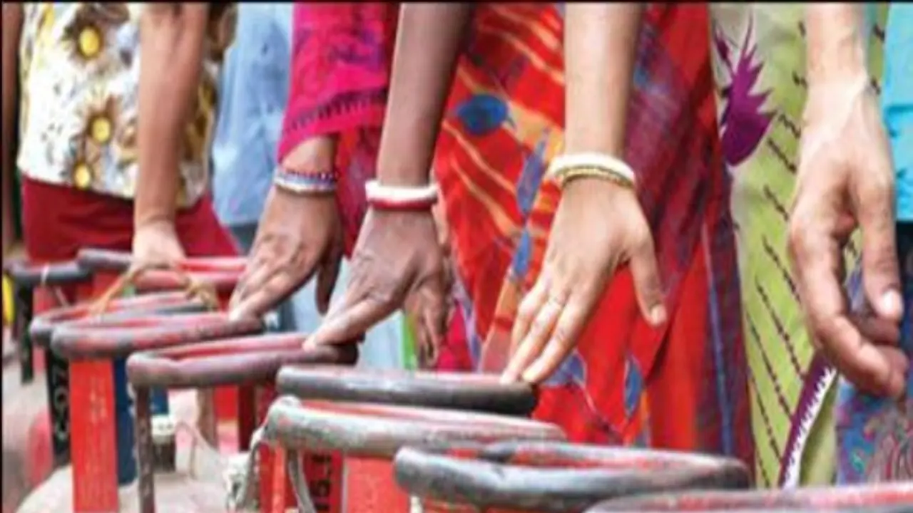 LPG prices: Subsidised cylinder cheaper by Rs 1.46; non subsidised rate reduced by Rs 30