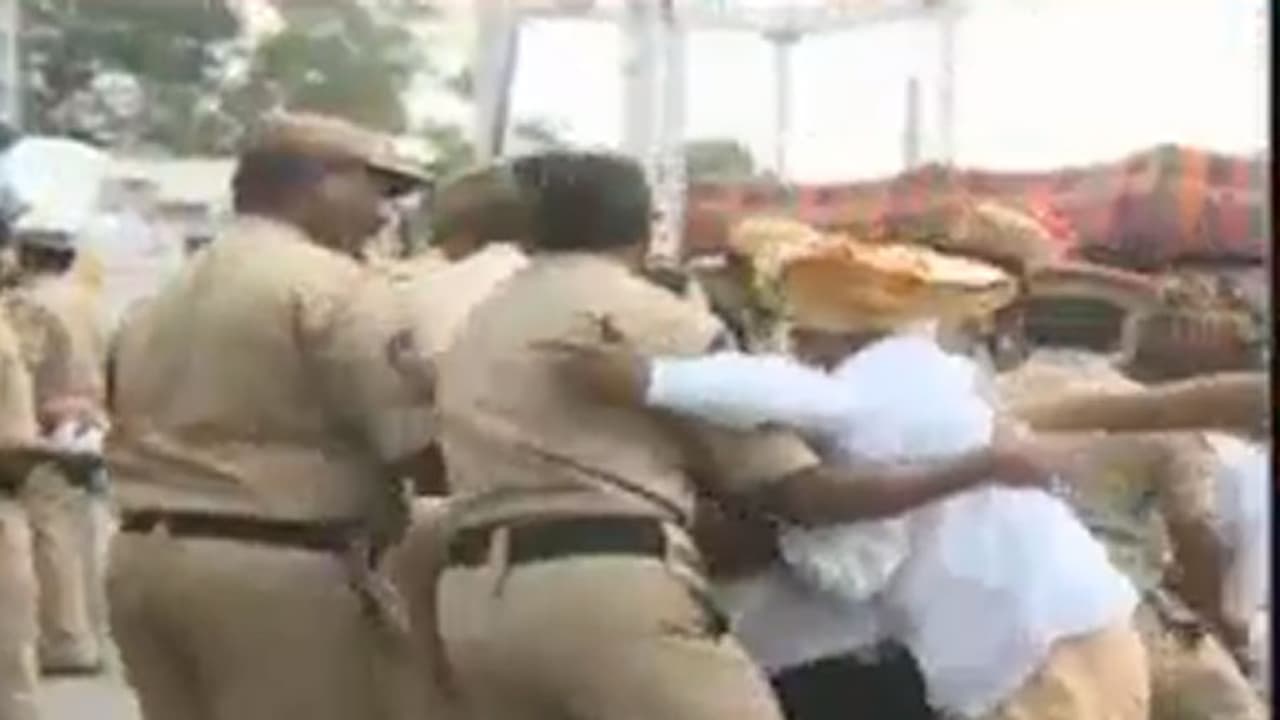 ‘ హోదా’ పై ఆందోళన.. వైసీపీ నేతలకు గాయాలు, అరెస్టు ‘ హోదా’ పై ఆందోళన.. వైసీపీ నేతలకు గాయాలు, అరెస్టు