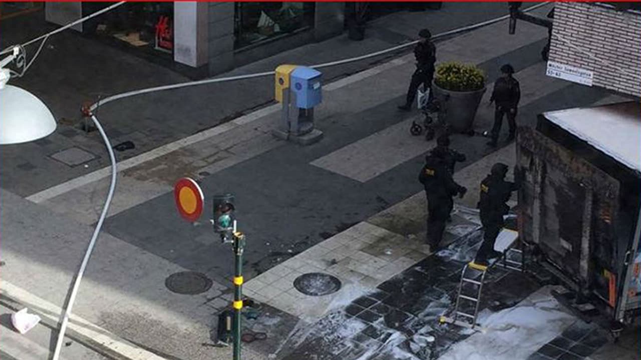 ಸ್ವೀಡನ್ ಭಾರತೀಯ ರಾಯಭಾರ ಕಚೇರಿ ಬಳಿ ಉಗ್ರ ದಾಳಿ: 3 ಬಲಿ ಸ್ವೀಡನ್ ಭಾರತೀಯ ರಾಯಭಾರ ಕಚೇರಿ ಬಳಿ ಉಗ್ರ ದಾಳಿ: 3 ಬಲಿ