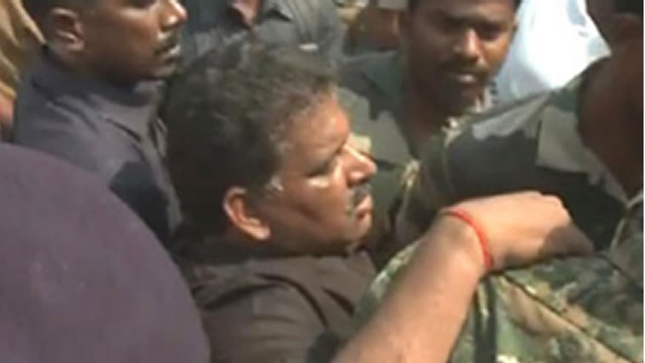 కమీషనర్ పై దాడి చాలా చిన్నది......కాల్వ కమీషనర్ పై దాడి చాలా చిన్నది......కాల్వ