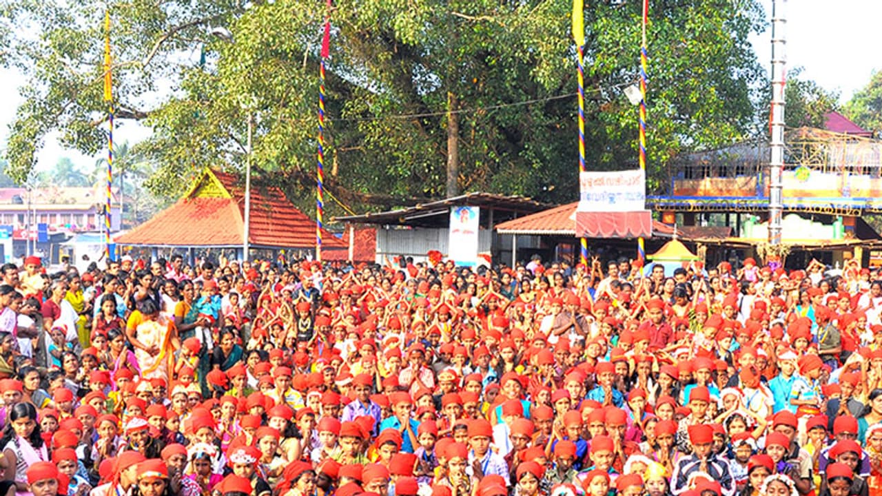 കണിച്ചുകുളങ്ങര ക്ഷേത്രത്തില് ചിക്കരവഴിപാടിന് തിരക്കേറി കണിച്ചുകുളങ്ങര ക്ഷേത്രത്തില് ചിക്കരവഴിപാടിന് തിരക്കേറി