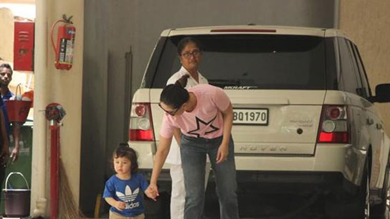 കരീന കൂടെ പോരാന് നിര്ബന്ധിച്ചിട്ടും പാപ്പരാസികള്ക്ക് പോസ് ചെയ്ത് തൈമുര് കരീന കൂടെ പോരാന് നിര്ബന്ധിച്ചിട്ടും പാപ്പരാസികള്ക്ക് പോസ് ചെയ്ത് തൈമുര്