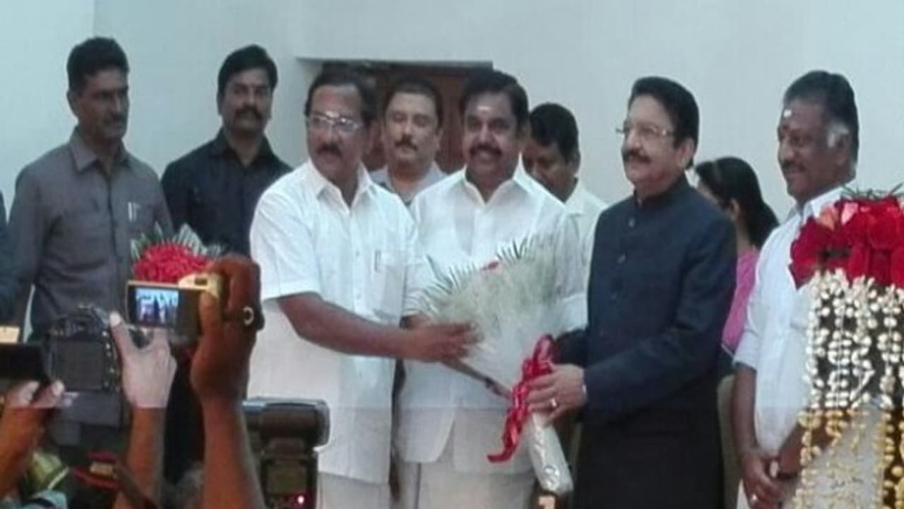 அமைச்சராக பதவியேற்றார் மாஃபா பாண்டியராஜன்....! உற்சாகத்தில் ஆதரவாளர்கள் அமைச்சராக பதவியேற்றார் மாஃபா பாண்டியராஜன்....! உற்சாகத்தில் ஆதரவாளர்கள்