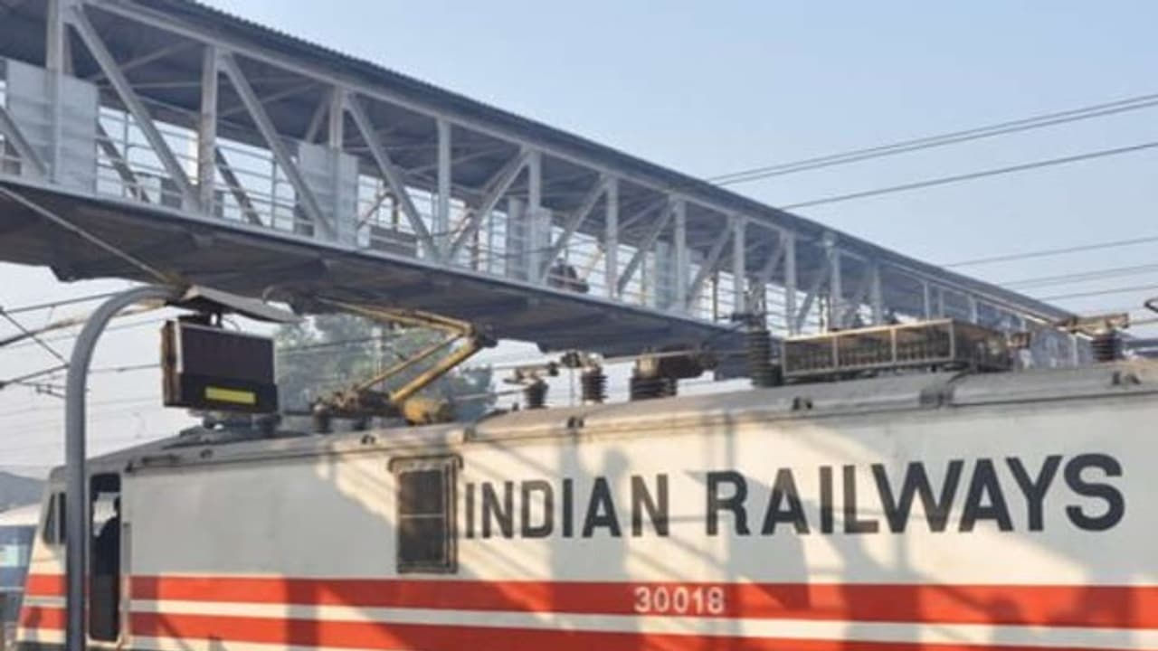 ரொம்ப நல்ல செய்தி….ஒரு லட்சம் பேருக்கு வேலை கிடைக்கப்போகுது… காலி பணியிடங்களை நிரப்ப ரெயில்வே முடிவு! ரொம்ப நல்ல செய்தி….ஒரு லட்சம் பேருக்கு வேலை கிடைக்கப்போகுது… காலி பணியிடங்களை நிரப்ப ரெயில்வே முடிவு!